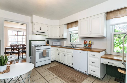 Edwardsville House | Brick B&B - Entire House in Downtown Edwardsville