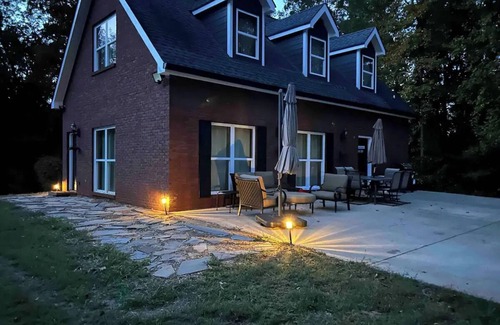 Mountville House | Brick House at Hope Plantation FarmnPeaceful cozy place Hosted by Zana and Sam