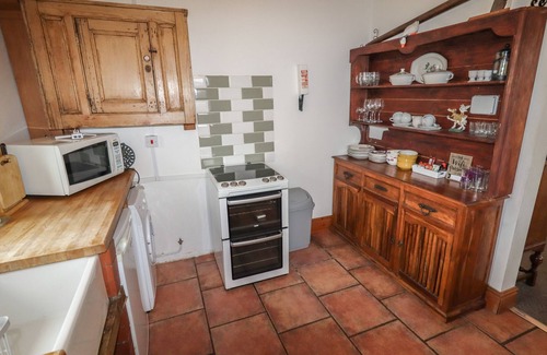 Fence Cottage | BRIDGE END, with open fire in Downham