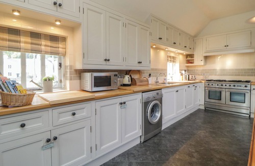 Noss Mayo Cottage | BRIDGEND BARN, family friendly, with open fire in Newton Ferrers