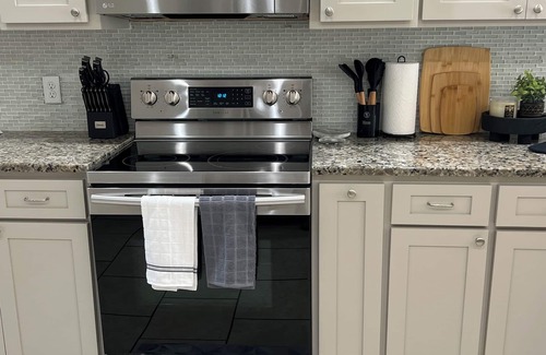 Tifton House | Bridgerton Palace 3bd 2ba Mid-Term Stay. Pet and Family Friendly!