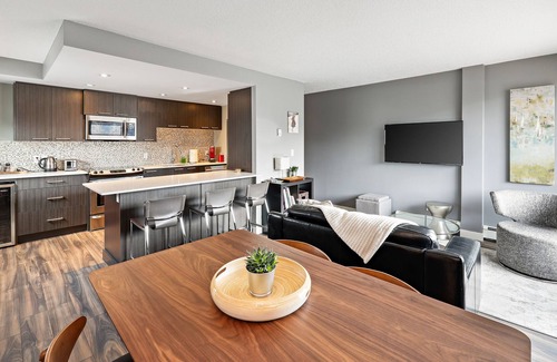 Sunnyside Condo | Bridgeview #2- 2BR condo with free parking