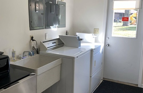 Kokomo Apartment | Bright 1 bedroom apartment, close to shops and highway