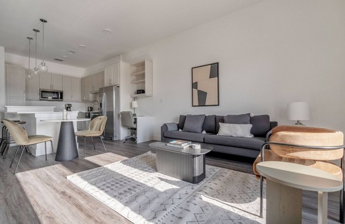 Highland Apartment | Bright 1BR in the Highlands w/Pool, W/D & Gym, walkable, by Blueground