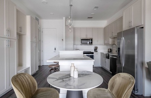 Highland Apartment | Bright 1BR in the Highlands w/Pool, W/D & Gym, walkable, by Blueground