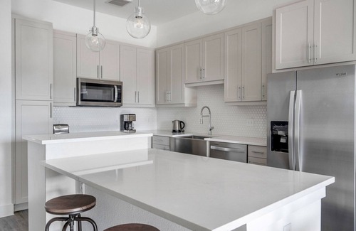 Highland Apartment | Bright 1BR in the Highlands w/Pool, W/D & Gym, walkable, by Blueground