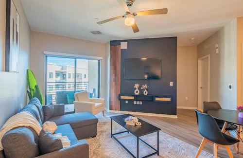 Orange Heights Apartment | Bright 1BR Uptown Biltmore Gym Pool Parking WD