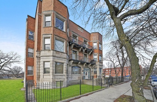 Grand Boulevard Condo | Bright 2 Bed/2 Bath Condo With Patio Less Than 10 Mins From Major Attractions