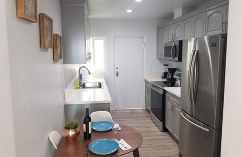 Marina Peninsula Apartment | Bright 2 Bedroom 1.5 bath 15 Seconds to the BEACH!