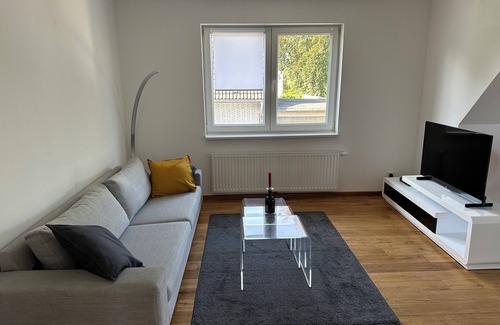 Lohausen Apartment | Bright 2-room apartment with large terrace near the trade fair and airport