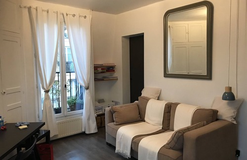 Quartier de la Plaine-de-Monceaux Apartment | BRIGHT 2 ROOM APARTMENT 4 minutes from PARC MONCEAU. Top floor.