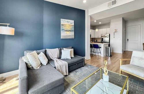 Deep Ellum Apartment | Bright 2BD Apartment in Deep Ellum w/Gym and Pool