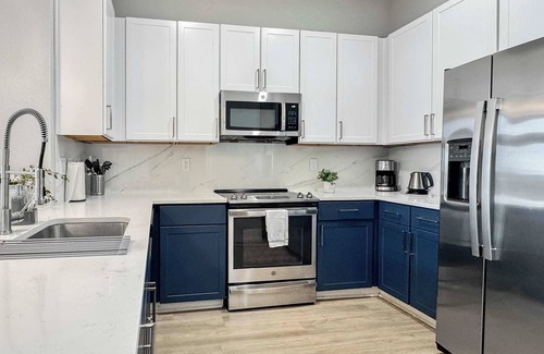 Deep Ellum Apartment | Bright 2BD Apartment in Deep Ellum w/Gym and Pool