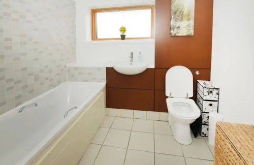 Dublin Apartment | Bright 2BD Flat with Private Balcony - Dublin