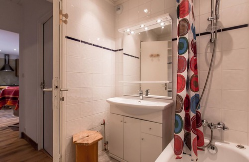 Le Cret Apartment | Bright 2BR Apartment Near Center, 5 Mins to Pistes, Free Shuttle, Parking, Balcony