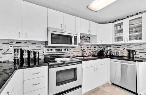 Driftwood House | Bright 4BR with Pool and Game Room near Hard Rock