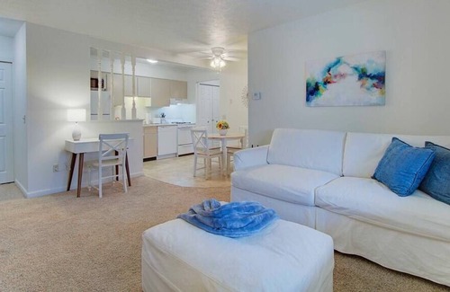 North Canton Apartment | Bright & Airy 1BR near Hall of Fame/Hwy/Airport