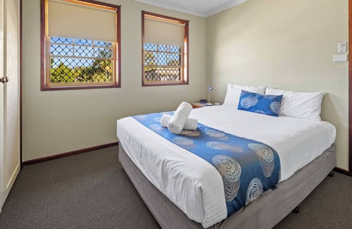 Coffs Harbour Hotel | Bright & Airy Apartment Ideal for Families or Work Crews in Coffs Harbour