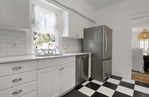 Bayou Oaks House | Bright, Airy, Beach Bungalow Near Downtown, St Armands, Longboat! Pet Friendly!