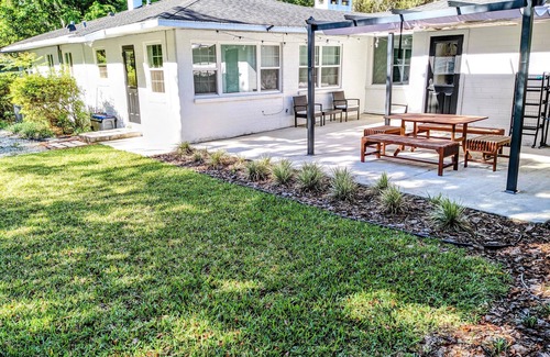 Gainesville House | Bright & Airy HOUSE for 12, Walk to Campus!