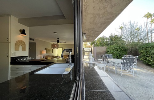Sunrise Vista Chino Condo | Bright, airy mid-century condo in the heart of Palm Springs!
