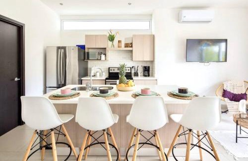 Barrio Ricos y Famosos Apartment | Bright & Airy new Condo, 5 min walk to Jaco Beach!