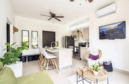 Barrio Ricos y Famosos Apartment | Bright & Airy new Condo, 5 min walk to Jaco Beach!