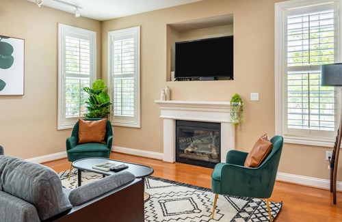 Dublin House | Bright and Airy 3BR with Jacuzzi Tub in Dublin