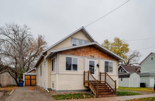 Oshkosh House | Bright and Airy Bungalow - 4 Bed 1 Bath