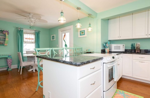 Northeast Virginia Beach House | Bright and Beachy: 3BR Ground Floor Cottage 1 Block from the Beach - Private Parking + Private Yard