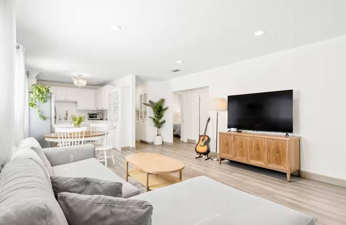 Del Rey House | Bright and Beachy Retreat in Marina Del Rey!