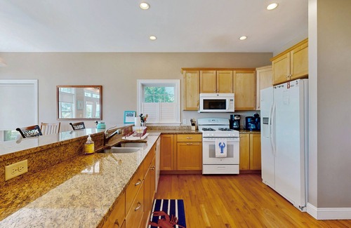 Biddeford Pool House | Bright and beautiful bayfront getaway with water access, WiFi, & washer/dryer
