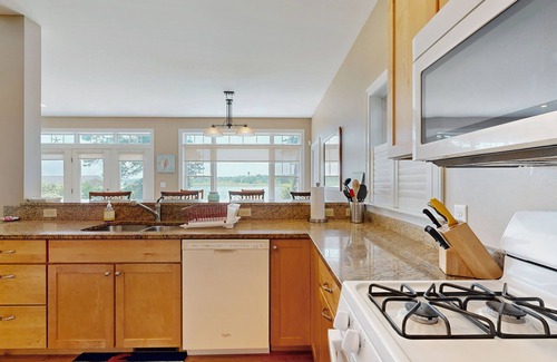 Biddeford Pool House | Bright and beautiful bayfront getaway with water access, WiFi, & washer/dryer