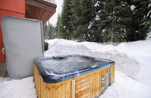 Sun Peaks Condo | Bright and Central Studio with Private Hot Tub