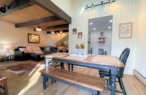 Bromley Mountain House | Bright and cheery 3-Level Bromley Clovers Townhouse