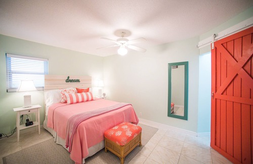 Seven Mile Beach Resort | Bright and Colorful 1 Bedroom Condo, Short Walk To Beautiful Seven Mile Beach