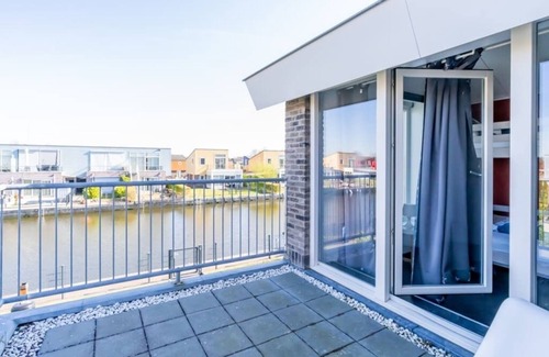 Oude-Tonge House | Bright and colorful detached island house with enclosed garden.