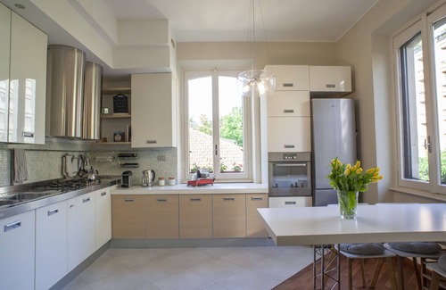 Washington Apartment | BRIGHT AND COMFY IN A BEAUTIFUL CONTEMPORARY HOME