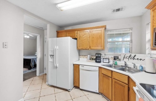 Warner Robins House | Bright and Open 3 bedroom with King Bed, Privacy Fenced Yard and Fast Wifi