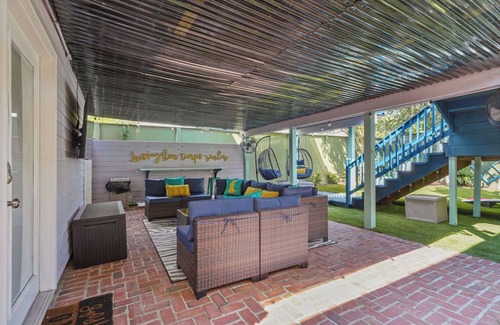 West Riverside House | Bright and Open 5 Bedroom with Patio. Sleeps 10!