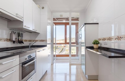 Barakaldo Apartment | Bright and spacious on the Barakaldo estuary