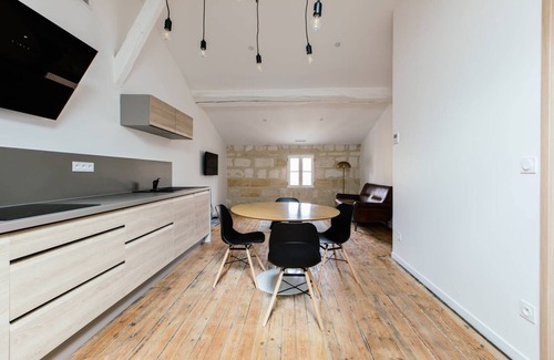 Castillon-la-Bataille Apartment | Bright apartment with air conditioning and high ceilings