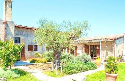 Minervino di Lecce Apartment | Bright Apartment in Minervino di Lecce with Shared Pool