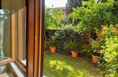 Maddalenedda House | Bright apartment in villa by the sea with private garden, parking space, Wi-Fi