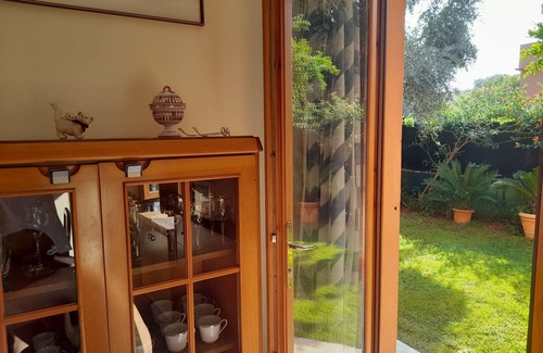 Maddalenedda House | Bright apartment in villa by the sea with private garden, parking space, Wi-Fi