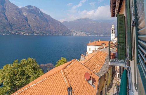 Nesso Apartment | Bright apartment in Nesso with lake view!