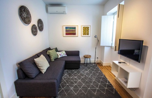 Lisbon Old Town Apartment | Bright apartment with balcony - Flat 1