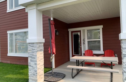 Cochrane Apartment | Bright Basement Suite Close to the Mountainsnn