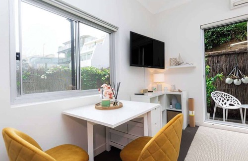 North Bondi Apartment | Bright beachfront studio with terrace & aircon