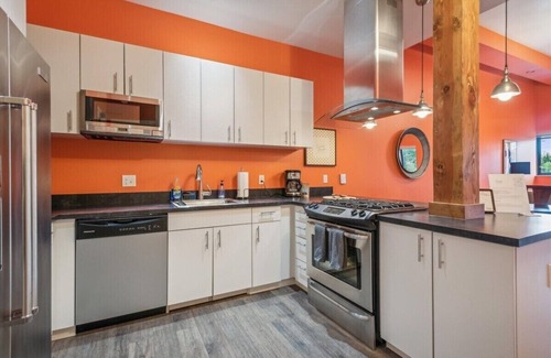 Belmont Hotel | Bright & Bold 2BR/2BA w/Vaulted Ceilings + Laundry